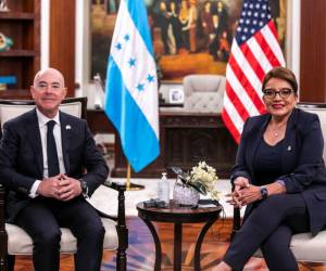 El secretario de Seguridad Nacional de EUA, Alejandro Mayorkas, y la presidenta Xiomara Castro pactaron un trabajo conjunto en temas como la migración, TPS y seguridad de ambas naciones.