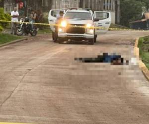 En la imagen se observa el cuerpo de Allan Roberto Aguirre, asesinado en el municipio de Santa Cruz de Yojoa.
