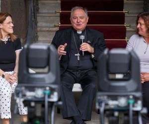 El obispo de Canarias, José Mazuelos; la secretaria general de Cáritas en Las Palmas, Caya Suárez; y la secretaria general de Pastoral de la Diócesis de Canarias, Enélida Hernández (i), dieron a conocer los detalles del encuentro del papa.