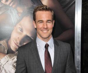 James Van Der Beek falleció este miércoles en su casa de Texas. Tenía 48 años y desde 2023 luchaba contra un cáncer colorrectal agresivo. La noticia ha generado una pregunta entre quienes no crecieron con la televisión de los noventa y para quienes el nombre les resulta vagamente familiar. ¿Quién era este actor cuya muerte ha provocado reacciones en toda la industria del entretenimiento?