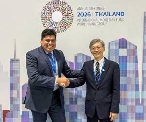 El presidente del BCH se reunió en Bangkok con Kenji Okamura, subdirector gerente del FMI, en víspera de la sexta revisión.