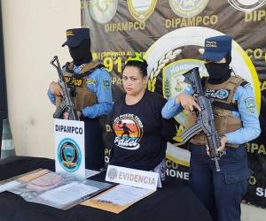 La mujer identificada como Cinthya Carolina Pineda Díaz, de 40 años de edad, fue capturada por agentes de la Dipampco.