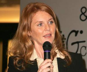 Lejos de los flashes y sin apariciones públicas desde el bautizo de su nieta Athena el pasado 12 de diciembre, Sarah Ferguson pasó varias semanas internada en Paracelsus Recovery, una exclusiva clínica de bienestar ubicada en Zúrich, a donde llegó “absolutamente devastada” después de que salieran a la luz los correos electrónicos que confirmaban la estrecha relación de su exesposo, el príncipe Andrés, y de ella misma con el depredador sexual Jeffrey Epstein.