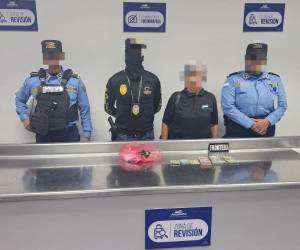La ciudadana, originaria de Catacamas, Olancho, y residente en Islas Caimán, fue detenida durante un registro rutinario en el aeropuerto de La Ceiba. Las autoridades la señalan como sospechosa del delito de lavado de activos.