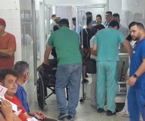 De acuerdo con información preliminar, el vehículo transportaba materiales de construcción y también llevaba pasajeros al momento del accidente.