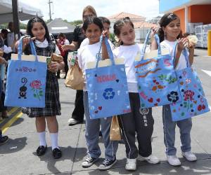 Las pequeñas defensoras ambientales presumen sus nuevas bolsas ecológicas que ellas mismas pintaron durante el recorrido educativo por el supermercado Walmart.