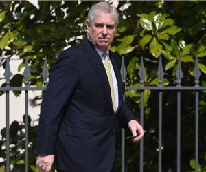 El expríncipe Andrés fue fotografiado saliendo de la comisaría de Aylsham (Norfolk) en Reino Unido, luego su arresto que duró diez horas.