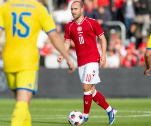 Christian Eriksen sufrió una caida en el partido de su selección ante Ucrania.