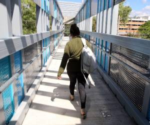 La obra peatonal diseñada para personas con discapacidad ya beneficia a usuarios de Teletón, aun cuando la Alcaldía no ha logrado culminar los trabajos en el bulevar.