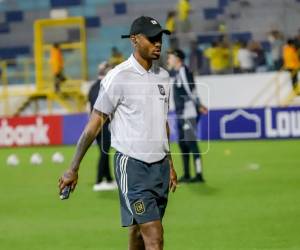 Los jugadores de Los Ángeles FC ya realizan reconocimiento de la cancha del estadio Morazán.