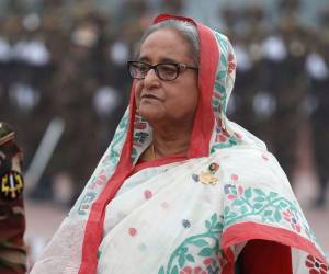 El Tribunal Internacional de Crímenes de Bangladés (ICT, por sus siglas en inglés) condenó este lunes a pena de muerte a la ex primera ministra Sheikh Hasina por considerarla culpable de crímenes de lesa humanidad durante la represión de las protestas de 2024, que culminaron con su dimisión e huida a la India.