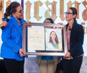 La presidenta Xiomara Castro le entregó un reconocimiento.