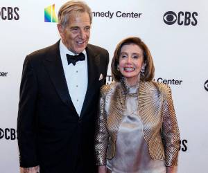 Paul Pelosi, esposo de la presidenta de la Cámara de Representantes de Estados Unidos, Nancy Pelosi, fue atacado este viernes en su residencia en San Francisco, California y posteriormente fue llevado a un centro médico para tratar sus heridas. Aquí lo que se sabe del violento hecho.