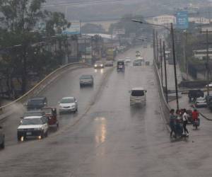 La convergencia de vientos y humedad proveniente de mar Caribe y el océano Pacífico, produciendo lluvias y chubascos con actividad eléctrica, indicó.