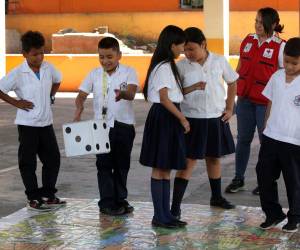 El enorme dado fue uno de los principales focos de atención para los niños y niñas durante la charla sobre Gestión de Riesgos que impartió Cruz Roja Hondureña.