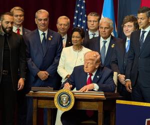 El documento fue firmado por el presidente Donald Trump en presencia de los demás mandatarios.