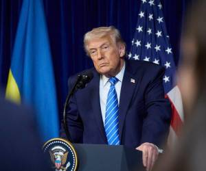 Trump admitió que usa maquillaje en las manos.