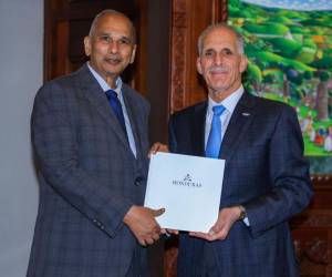 Ibrahim informó a Asfura sobre el trabajo del IICA en el uso de la ciencia, la tecnología y la innovación para construir sistemas alimentarios resilientes.