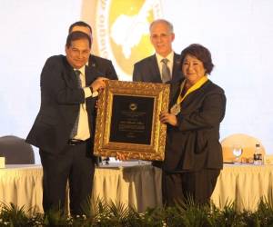 En el marco del Día del Periodista Hondureño, el Colegio de Periodistas de Honduras (CPH) entregó el premio Álvaro Contreras a la periodista Lucía Alvarado Alonzo, por su amplia trayectoria periodística, su labor con transparencia y su compromiso con la ciudadanía.