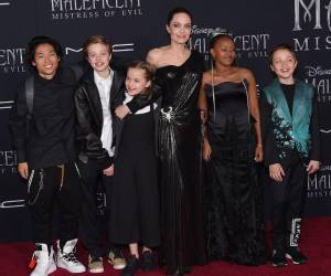 Angelina Jolie no ha emitido ningún pronunciamiento público directo sobre la decisión de cuatro de sus seis hijos de eliminar el apellido Pitt de sus documentos legales, un proceso que se ha extendido durante los últimos dos años y que, según fuentes cercanas a la familia, la actriz observa desde la distancia, sin intervenir.