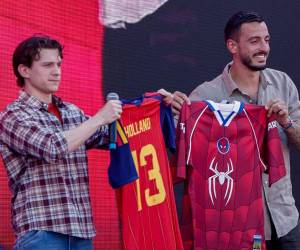 El actor británico Tom Holland posa con una camiseta de la selección española de fútbol junto al futbolista Joselu este lunes en Madrid.