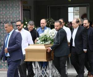 Tras concluida la misa de cuerpo presente de la chef Sandra Díaz del Valle, desarrollada en la parroquia Santa Teresa de Jesús en la colonia 15 de Septiembre, su féretro fue trasladado hacia el lugar donde será su última morada. A continuación los detalles.