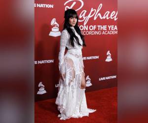 La cantante española Aitana desfiló con un diseño de dos piezas en blanco y encaje. Esta fue la noche de la artista, que ganó su primer Latin Grammy en la categoría a Mejor diseño de empaque por su cuarto álbum de estudio Cuarto azul.