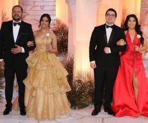Del brazo de sus padres, los 76 bachilleres de Elvel School protagonizaron el tradicional desfile de la Prom Night 2026.