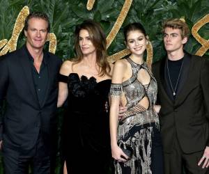 La carta lleva también la firma de su esposo, Rande Gerber, y de su hija, Kaia Gerber.