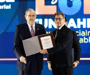 José Roberto Leiva con su cuadro honorífico, por su invaluable trabajo al frente de FUNDAHRSE por muchos años. Él fue el homenajeado de la gala, quien recibió la potente ovación del público.