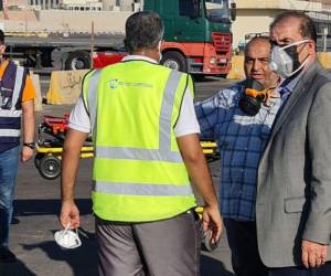 De acuerdo a las autoridades un contenedor lleno de gas tóxico se volteó cuando era transportado, provocando una fuga