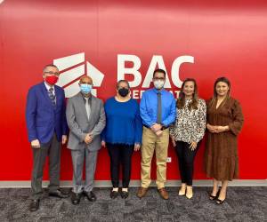 Ejecutivos de BAC Credomatic Jorge Pineda (izq.), Mónica Arita y Claudia Narváez (der.); al centro los ganadores de la promoción: Luis Enrique Santos y Rosario González, acompañada de su esposo Reynaldo Salinas.