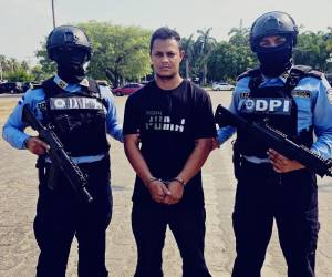 Luis Ángel Cruz Maradiaga, alias Tiro Loco, al ser detenido en el Aeropuerto Internacional Ramón Villeda Morales.