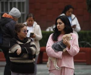 Las personas salieron de los edificios tras escuchar la alarma sísmica.