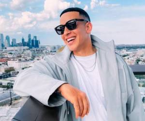 El artista puertorriqueño Daddy Yankee dedicó un mensaje a la hondureña Maura Posadas luego de culminar su reciente presentación en Madrid, donde participó en el espectáculo musical del evento de la NFL. ¿Cuál fue la dedicatoria?
