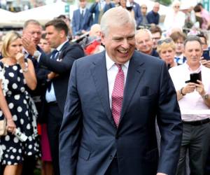 Las imágenes, que ya dan la vuelta al mundo, muestran al Duque de York en actitudes desenfocadas junto a mujeres cuya identidad aún se desconoce, reavivando las acusaciones sobre su vínculo con el depredador sexual.