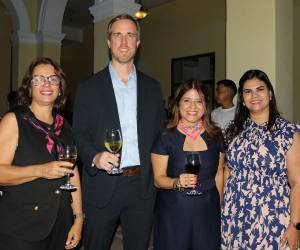 Dominique Villeda, Iván Peterson, Liliana Sánchez y Linda María.