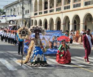 Llenos de emoción y con ganas de honrar a la patria, los alumnos de al menos 26 centros educativos salieron a las calles de La Ceiba para ser parte de los desfiles patrios por el 205 aniversario de la independencia.