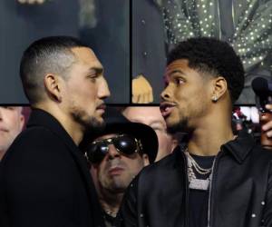 Teófimo López busca retener el cinturón ante un amenazante Shakur Stevenson.