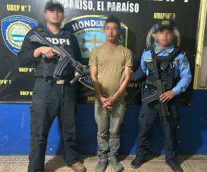 Jecseri Johan Villalta Salgado, al ser detenido por agentes policiales en El Higuito, Teupasenti.
