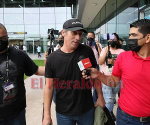 Pedro Troglio durante su llegada al Aeropuerto de Palmerola.