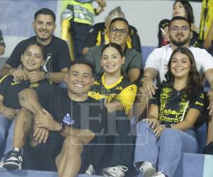Gran ambiente el que se vive en las gradas del estadio Morazán previo al partido.