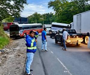 Calles y carreteras amanecen tomadas por protestas contra los fuertes aumentos a los combustibles