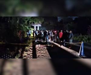 El cuerpo del hombre quedó tendido a la orilla de la calle.