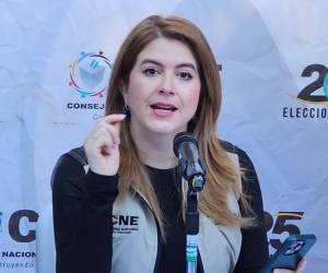 La consejera del CNE, Cossette López, denuncia presiones políticas para obligar al CNE a violentar la ley.