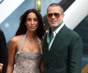 Brad Pitt, de 62 años, lleva desde 2022 en una relación con la diseñadora de joyasInés de Ramón, de 33, pero quienes lo rodean aseguran que no habrá boda.