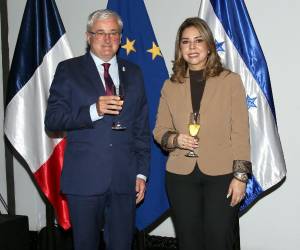 El embajador de Francia en Honduras, Cédric Prieto, y la designada presidencial, María Antonieta Mejía.