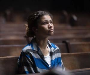 Después de siete años, tres temporadas y 26 episodios, Euphoria llegó oficialmente a su fin. La cadena HBO confirmó el cierre de la serie el mismo domingo por la noche en que se emitió el episodio final de la tercera entrega, titulado En Dios confiamos, poniendo punto final a un relato que comenzó en junio de 2019 y que redefinió lo que la televisión por cable podía permitirse mostrar sobre la adolescencia estadounidense.