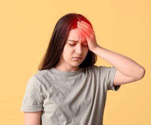 “El paciente piensa en medicamentos, pero cuando reviso su rutina descubrimos que apenas toma agua durante el día”, añadió Ávila.