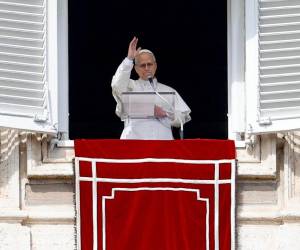 El papa León dio la misa de este domingo asomado a la plaza de San Pedro.